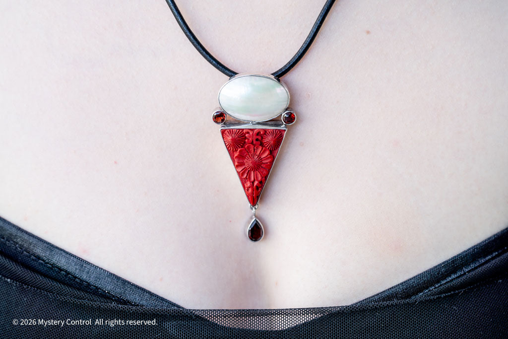 80s Cinnabar, Mother of Pearl & Garnet Necklace
