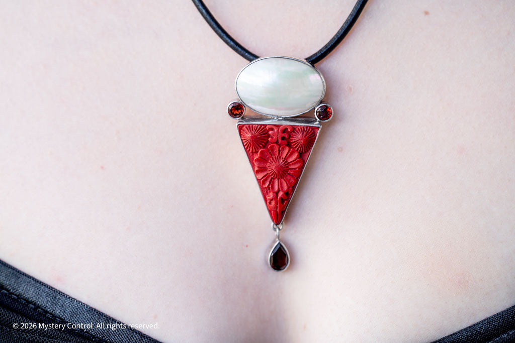 80s Cinnabar, Mother of Pearl & Garnet Necklace