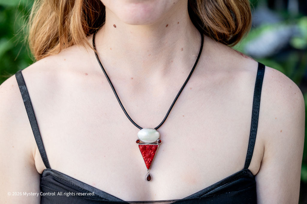80s Cinnabar, Mother of Pearl & Garnet Necklace