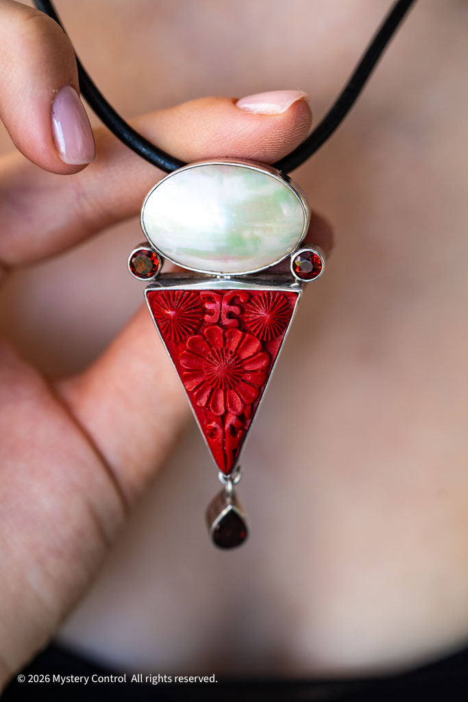80s Cinnabar, Mother of Pearl & Garnet Necklace